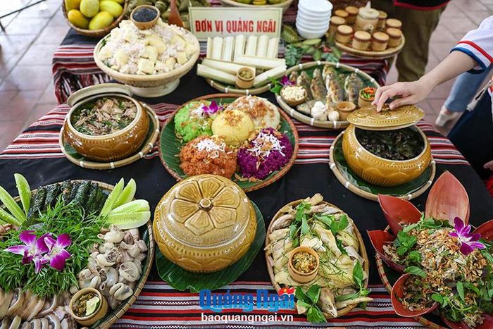 Ẩm thực của người Cor Quảng Ngãi được biết đến với những món ăn như: bánh lá đót, gỏi chuối rưng, ốc núi, heo bản địa...