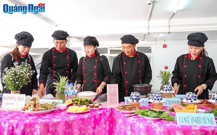Ẩm thực "xứ nẫu" được thể hiện qua đôi bàn tay của các nghệ nhân đoàn Phú Yên