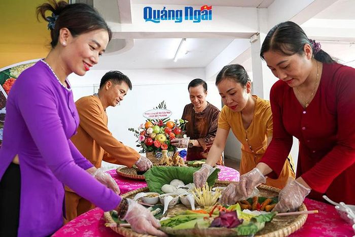 Nghệ nhân Quảng Bình chuẩn bị các món ăn truyền thống