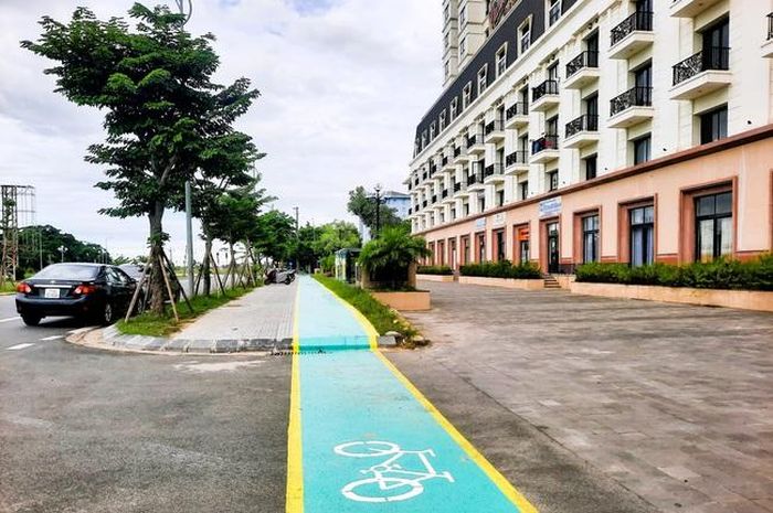 Thành phố Huế đang hoàn thiện làn đường riêng cho xe đạp trên vỉa hè. Nguồn: baogiaothong.vn