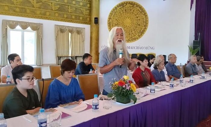 Nhà phê bình Phạm Xuân Nguyên phát biểu