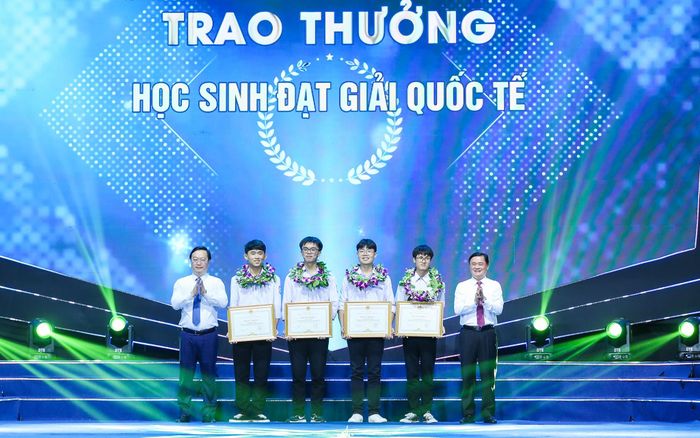 Bí thư Tỉnh ủy Thái Thanh Quý và Chủ tịch UBND tỉnh Nguyễn Đức Trung tặng Bằng khen và khen thưởng cho 4 học sinh đạt Huy chương Vàng, Huy chương Bạc tại các Kỳ thi Olympic quốc tế năm 2023. Ảnh tư liệu: Đức Anh
