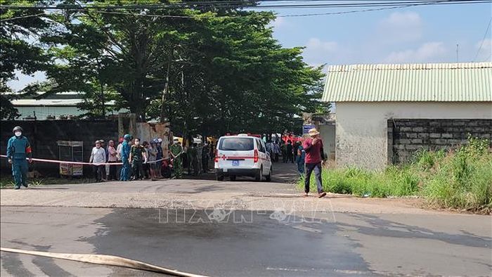 Các lực lượng chức năng thực hiện nhiệm vụ tại hiện trường vụ cháy. Ảnh: Đậu Tất Thành/TTXVN