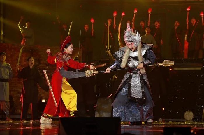 Cẩm Ly và nghệ sĩ cải lương Kim Tử Long trong một nhạc cảnh được đầu tư nhất của live show “Tự tình quê hương 6”