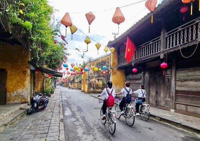 Bạn nên ở ngoài trời, đi dạo, đạp xe nhiều hơn thay vì ngồi trong phòng xem TV, lướt điện thoại. Ảnh: Minh Minh