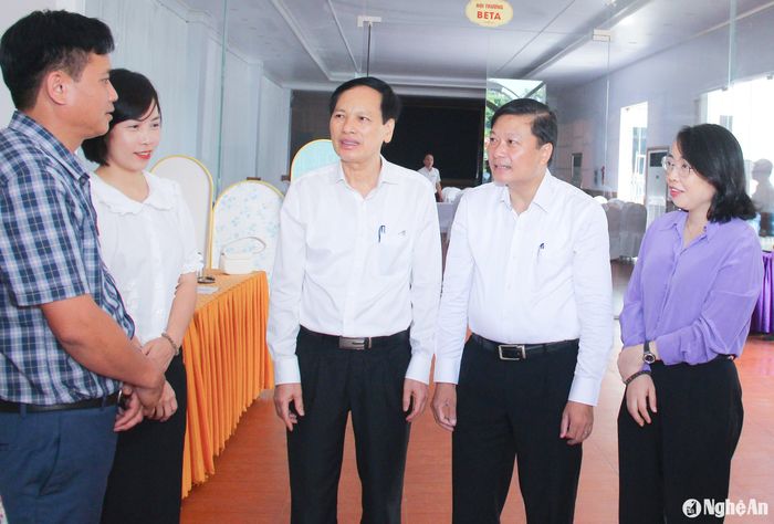 Lãnh đạo UBND tỉnh và Ban Dân vận Tỉnh ủy trao đổi với cán bộ cơ sở về kỹ năng công tác dân vận chính quyền. Ảnh: Mai Hoa