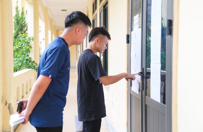 Thí sinh kiểm tra các thông tin cá nhân trước khi bước vào Kỳ thi tốt nghiệp THPT 2024. Ảnh: Mỹ Hà