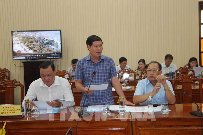 Ông Trần Minh Hải, Chủ tịch UBND thành phố Bạc Liêu thông tin về tình hình sạt lở đê biển Đông trên địa bàn. Ảnh: Chanh Đa-TTXVN 