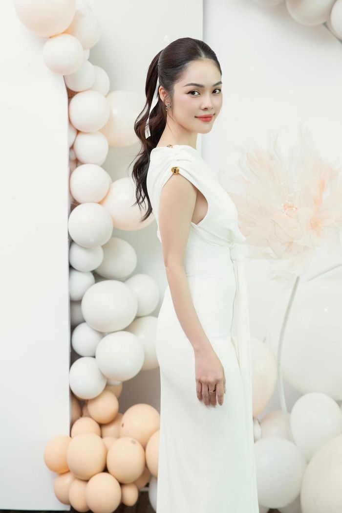 Nữ diễn viên đóng phim từ sáng đến khuya trong nhiều ngày liên tục, Dương Cẩm Lynh gần như kiệt sức.