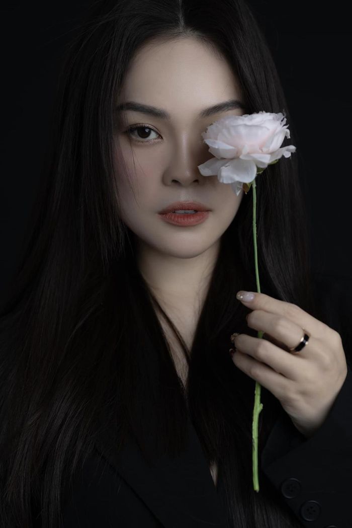 Dương Cẩm Lynh chăm chỉ làm việc để trả nợ.