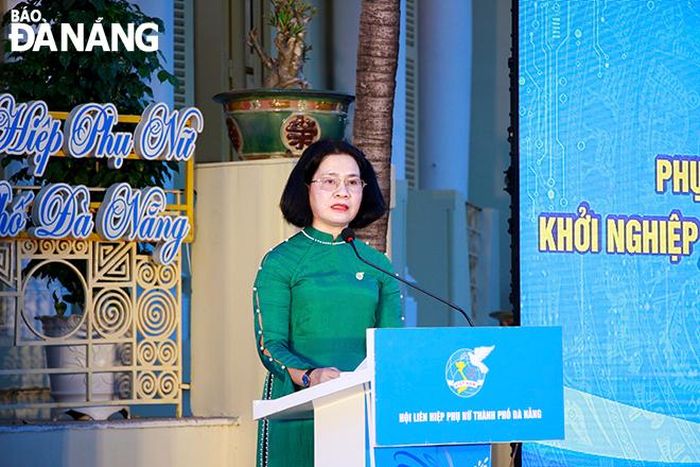 Chủ tịch Hội LHPN thành phố Hoàng Thị Thu Hương phát biểu tại ngày hội. Ảnh: X.D