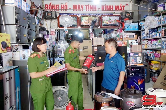 Công an thị trấn Hát Lót, huyện Mai Sơn tuyên truyền về PCCC cho nhân dân.