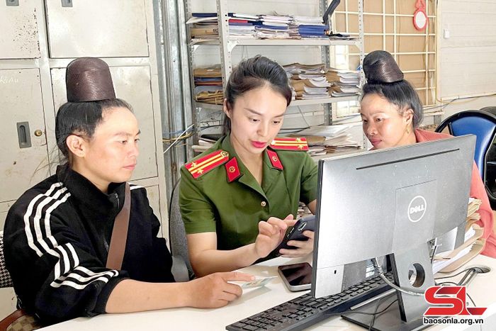 Công an xã Chiềng Lương, huyện Mai Sơn hướng dẫn nhân dân cấp, đổi lại căn cước công dân.