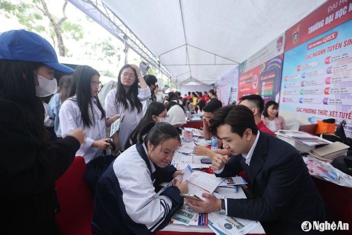 Việc chọn ngành, chọn trường và vấn đề học phí luôn là nỗi lo của các tân sinh viên. Ảnh: Mỹ Hà