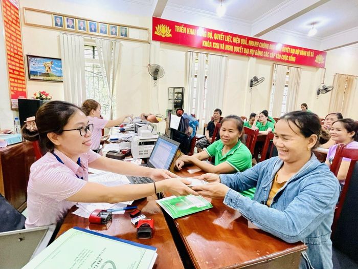 Ngân hàng Chính sách xã hội giải ngân vốn vay tín dụng sinh viên cho các hộ gia đình. Ảnh: NVCC