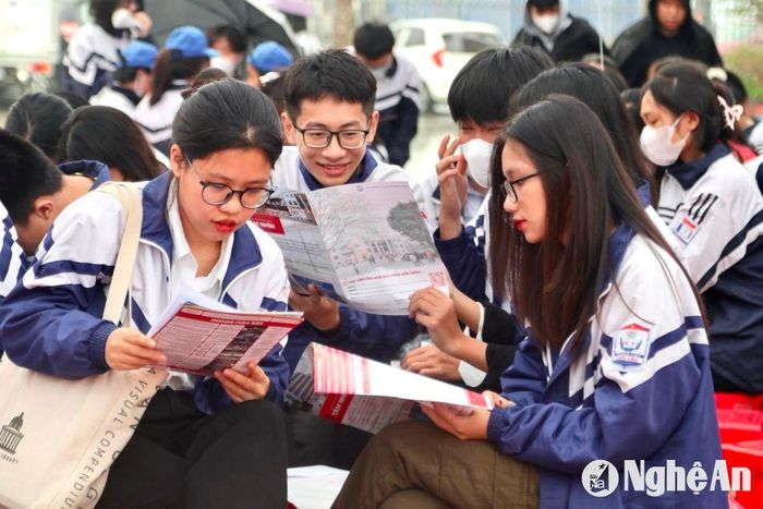Nhiều trường đại học tăng học phí khiến các học sinh lớp 12 lo lắng. Ảnh: Mỹ Hà