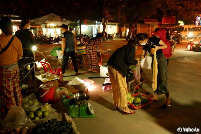 Công nhân lao động Khu công nghiệp Bắc Vinh mua thực phẩm sau giờ tan ca. Ảnh tư liệu: Diệp Thanh
