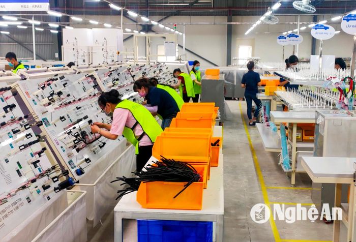 ông nhân làm việc tại Công ty TNHH Kyungshin Nghệ An. Ảnh: Minh Quân
