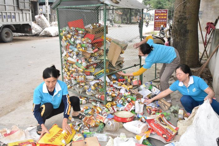 Hội Phụ nữ xã Quỳnh Bảng thu gom rác thải gây quỹ. Ảnh: Ngọc Khánh