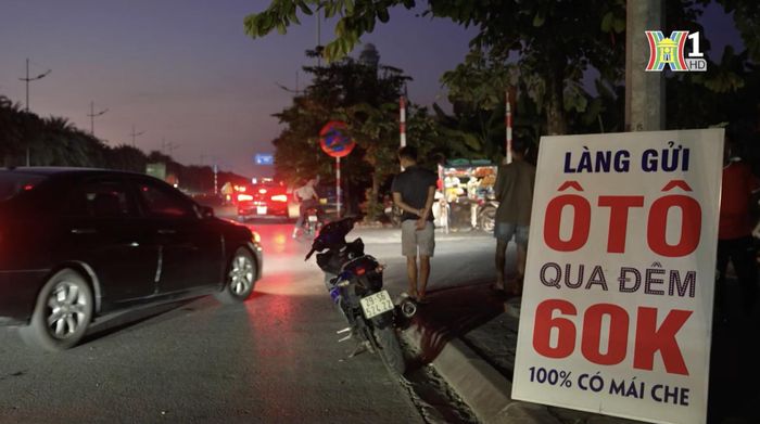 Dịch vụ trông giữ xe ô tô cho khách đi ra sân bay đã xuất hiện nhiều năm nay ở ngôi làng này.