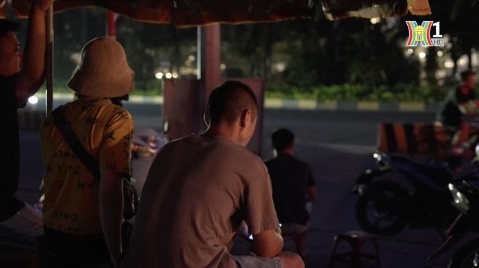 4h sáng, nhiều hộ kinh doanh gửi ô tô ở thôn Tân Trại, xã Phú Cường, huyện Sóc Sơn, đã dậy để nhận xe ô tô của khách.