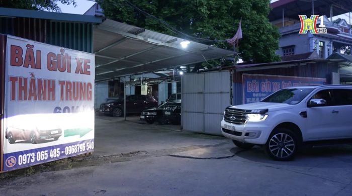 Nhịp sống ở làng trông xe cạnh sân bay Nội Bài ngày nào cũng nhộn nhịp và sôi động.