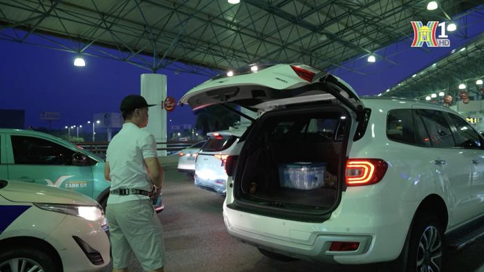 Bất kỳ lúc nào, từ sáng sớm tinh mơ đến đêm muộn cũng có khách đến hỏi nơi trông xe.