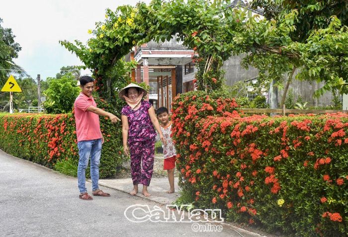 Phó bí thư Chi bộ, Trưởng ấp Nguyễn Trung Nguyên thường xuyên vận động người dân giữ gìn cảnh quan môi trường trên Tuyến đường dân cư kiểu mẫu.