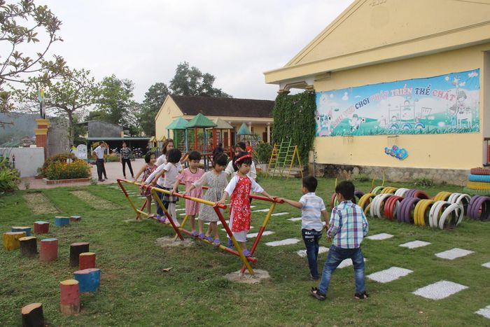 Không gian trải nghiệm ngoài trời của trẻ tại Trường Mầm non Ngọc Sơn (huyện Thanh Chương). Ảnh: Mai Hoa