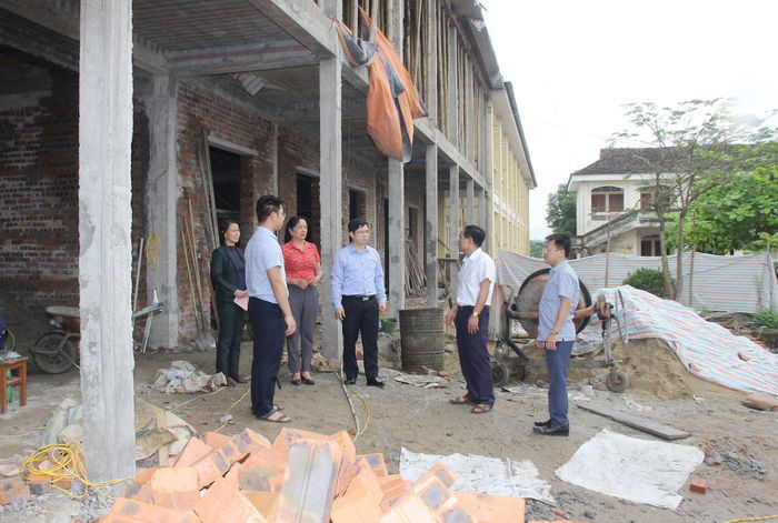 Đồng chí Trình Văn Nhã - Phó Bí thư Huyện ủy, Chủ tịch UBND huyện Thanh Chương kiểm tra xây dựng trường học tại xã Thanh Lĩnh. Ảnh: Mai Hoa