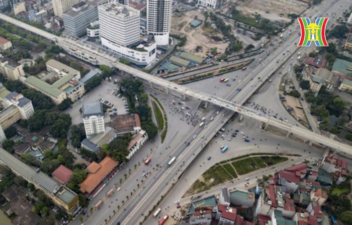 Cầu vượt thép tại nút giao giúp giảm ùn tắc giao thông. Ảnh: Nam Trần