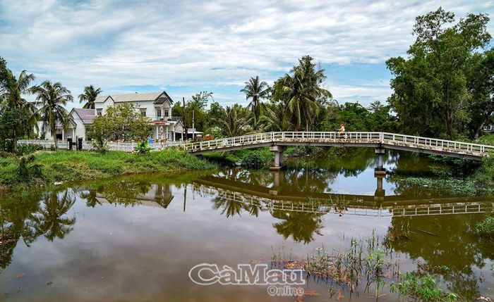 Cầu bắc qua kênh Minh Hà thuộc địa bàn ấp Vồ Dơi, xã Trần Hợi, huyện Trần Văn Thời, tạo điều kiện cho người dân giao thương dễ dàng.