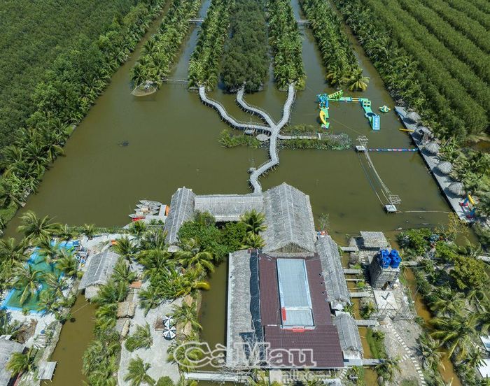 Dọc tuyến kênh Minh Hà có nhiều điểm du lịch. (Trong ảnh: Ðiểm Du lịch sinh thái Cà Mau).