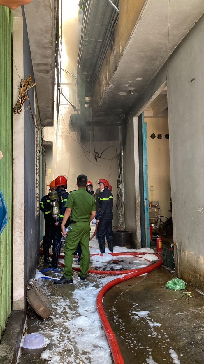  Đám cháy tạo khói đen nghi ngút 