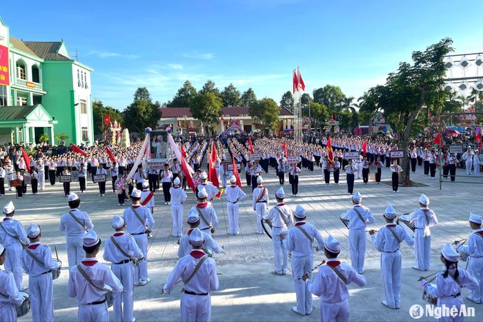Tập luyện nghi thức chào mừng Lễ kỷ niệm 70 năm thành lập xã Nghi Ân. Ảnh: Trân Châu