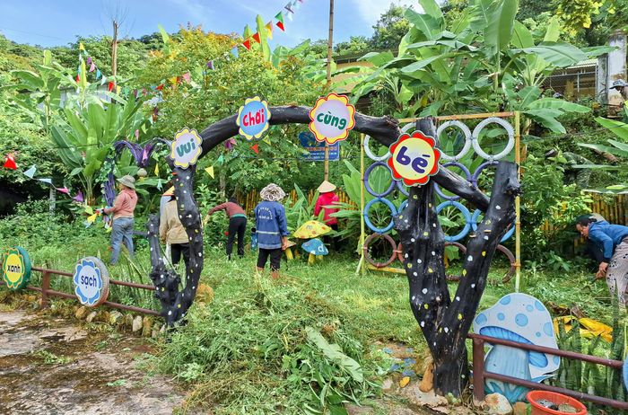 Nhiều trường học trên địa bàn huyện Tương Dương đang khẩn trương dọn vệ sinh môi trường trong và ngoài lớp học, sắp xếp bàn ghế, gia cố cơ sở vật chất, trang trí cây xanh tạo môi trường xanh – sạch – đẹp chuẩn bị cho năm học mới. Ảnh: Đình Tuân
