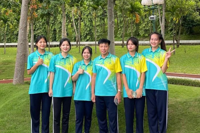 5 VĐV cùng thầy giáo. Ảnh: Thái Hiền