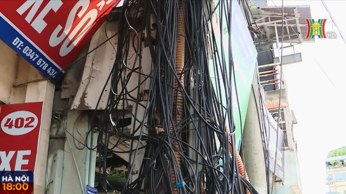 Việc dọn những búi rác trời trên không hiện nay chỉ trông vào ý thức của người dân.