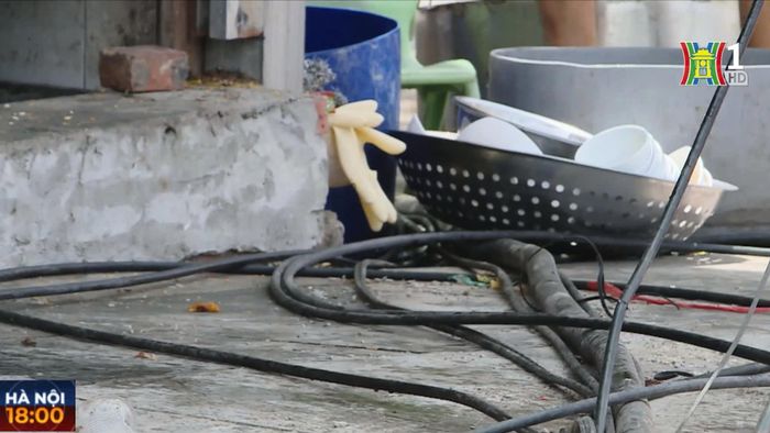 Trước một cửa hàng phở nấu ăn với nhiệt độ cao, các dây điện để gần bình ga.