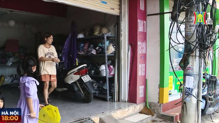 Cây cột điện kèm theo những búi dây đứt hỏng án ngữ trước cửa nhà chị Lê Thị Hoa.
