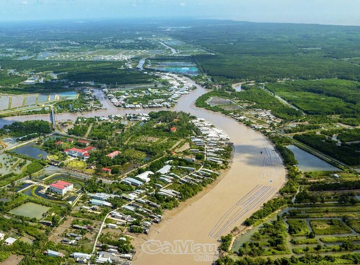 Vàm Lũng, nơi tiếp nhận vũ khí từ con đường huyền thoại Hồ Chí Minh trên biển. Ngày 11/10/1962, chuyến tàu đầu tiên của Ðoàn tàu Không số mang phiên hiệu “Phương Ðông 1”, chở 30 tấn vũ khí từ bến Ðồ Sơn, Hải Phòng cập bến Vàm Lũng an toàn. Từ năm 1962-1970, bến Vàm Lũng tiếp nhận 75 tàu, với trên 4.400 tấn vũ khí, trang thiết bị cung cấp cho chiến trường miền Nam.