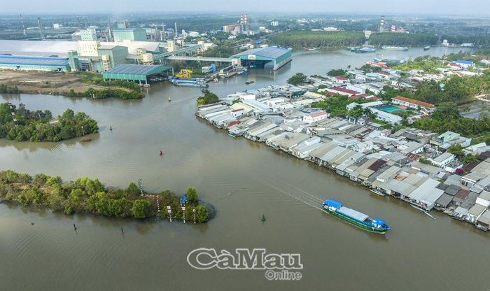 Sông Cái Tàu (U Minh), bắt nguồn từ dòng Sông Trẹm, đổ ra biển Tây. Trong những năm kháng chiến chống thực dân Pháp, quân và dân ta đã làm nên nhiều chiến công oanh liệt, trong đó có cuộc nổi dậy chống giặc Pháp của hai anh em Ðỗ Thừa Luông và Ðỗ Thừa Tự, vào cuối thế kỷ 19, và nhiều trận chiến nhận chìm tàu giặc trên sông Cái Tàu trong những năm chống Mỹ.
