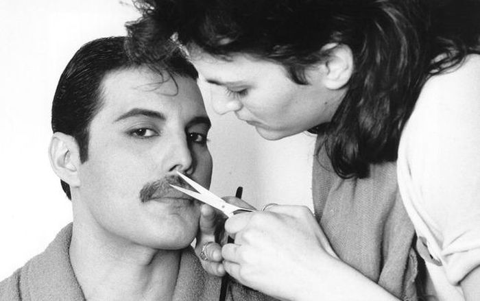 Lược chải ria mép của Freddie Mercury đã được bán với giá 150.000 bảng Anh