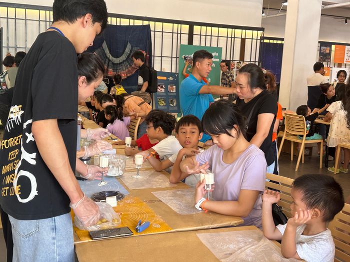  Các em nhỏ hào hứng tự tay làm bánh in 