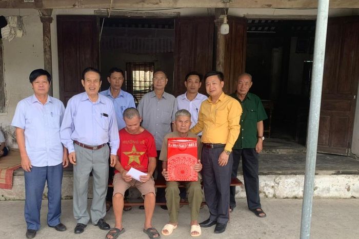 Trao quà cho gia đình nạn nhân Đào Xuân Thực ở xã Quỳnh Hoa, huyện Quỳnh Lưu. Ảnh: Hội NNCĐDC cung cấp