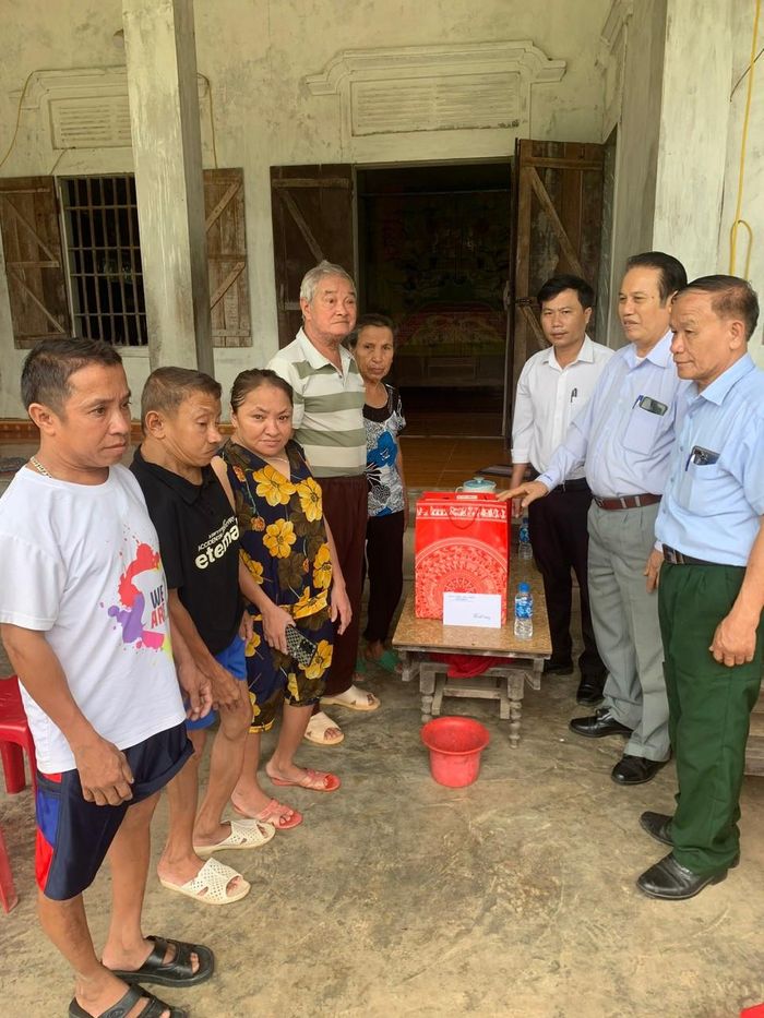 Trao quà cho nạn nhân chất độc da cam gia đình ông Cao Văn Thanh ở xã Nghi Yên, huyện Nghi Lộc. Ảnh: Hội NNCĐDC cung cấp