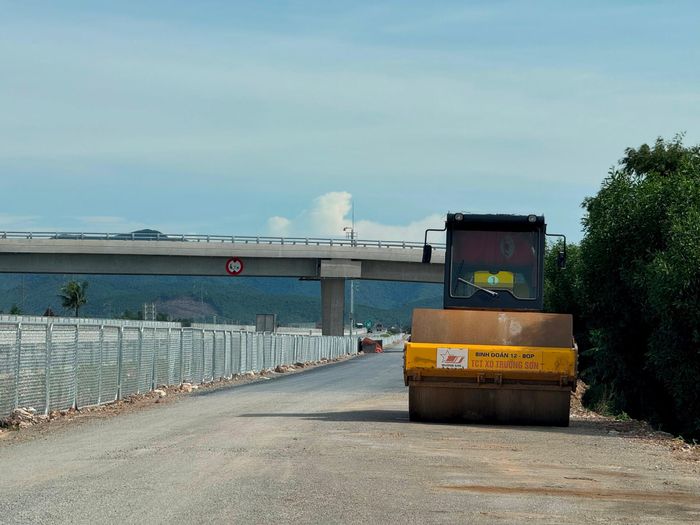 Một đơn vị thi công đang lu lèn, hoàn thiện đường gom dân sinh qua xã Diễn Cát trước khi bàn giao cho UBND huyện Diễn Châu. Ảnh: Nguyễn Hải