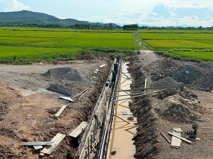Bổ sung mương thủy lợi cắt qua đường gom dân sinh thuộc địa bàn giáp ranh giữa Diễn Cát và Diễn Lợi, huyện Diễn Châu. Ảnh: Nguyễn Hải