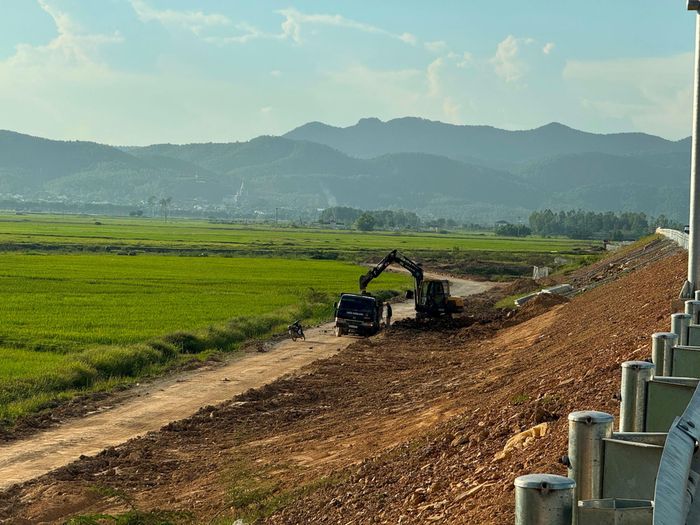 Một đơn vị thi công đang hoàn thiện móng cao tốc và dọn dẹp đường gom cao tốc Bắc Nam sau khi công tại xã Hưng Trung, Hưng Nguyên (chụp ngày 8.8.2024). Ảnh: Nguyễn Hải