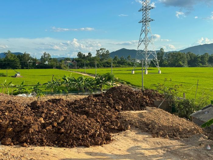 Một số bãi thải đất đá thi công tại xã Hưng Trung đang được người dân kiến nghị các nhà thầu giải tỏa để hạn chế khi mưa lớn gây tràn xuống đường dân sinh hoặc nhà dân. Ảnh: Nguyễn Hải (chụp ngày 08/8/2024)